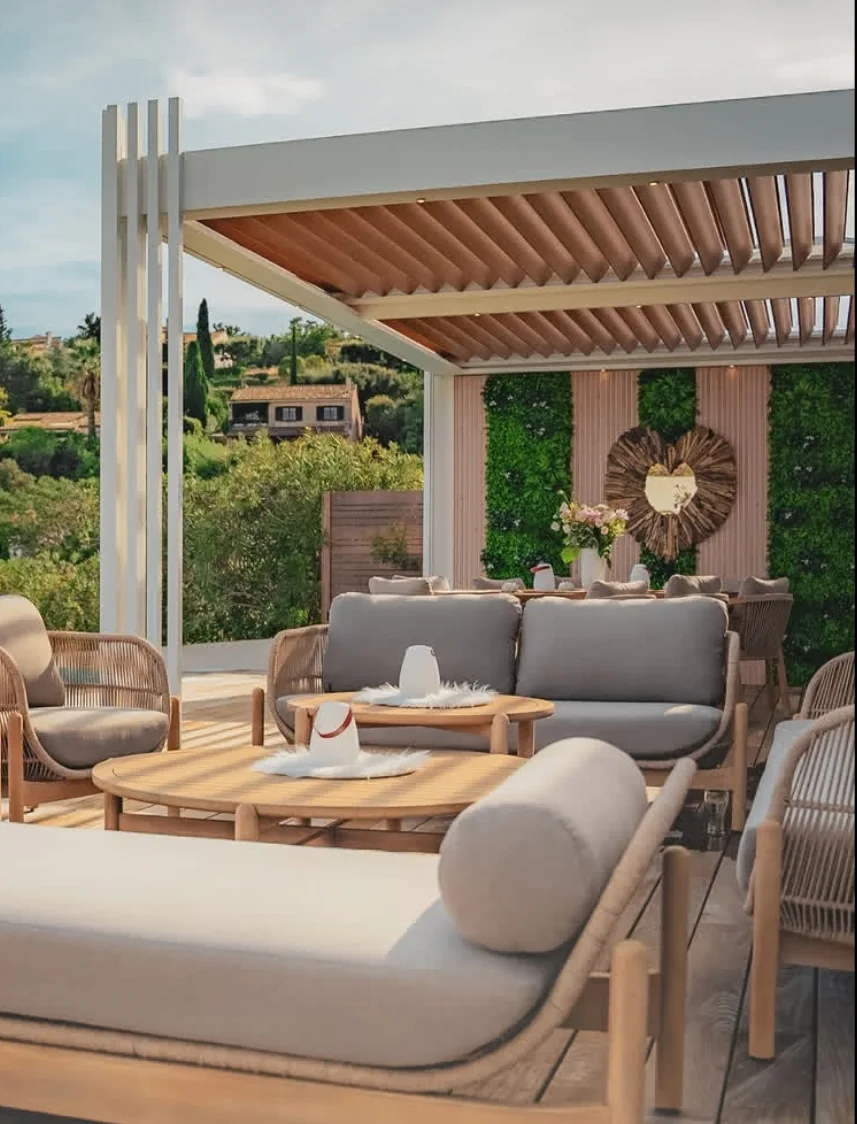 Salon extérieur sous pergola bioclimatique