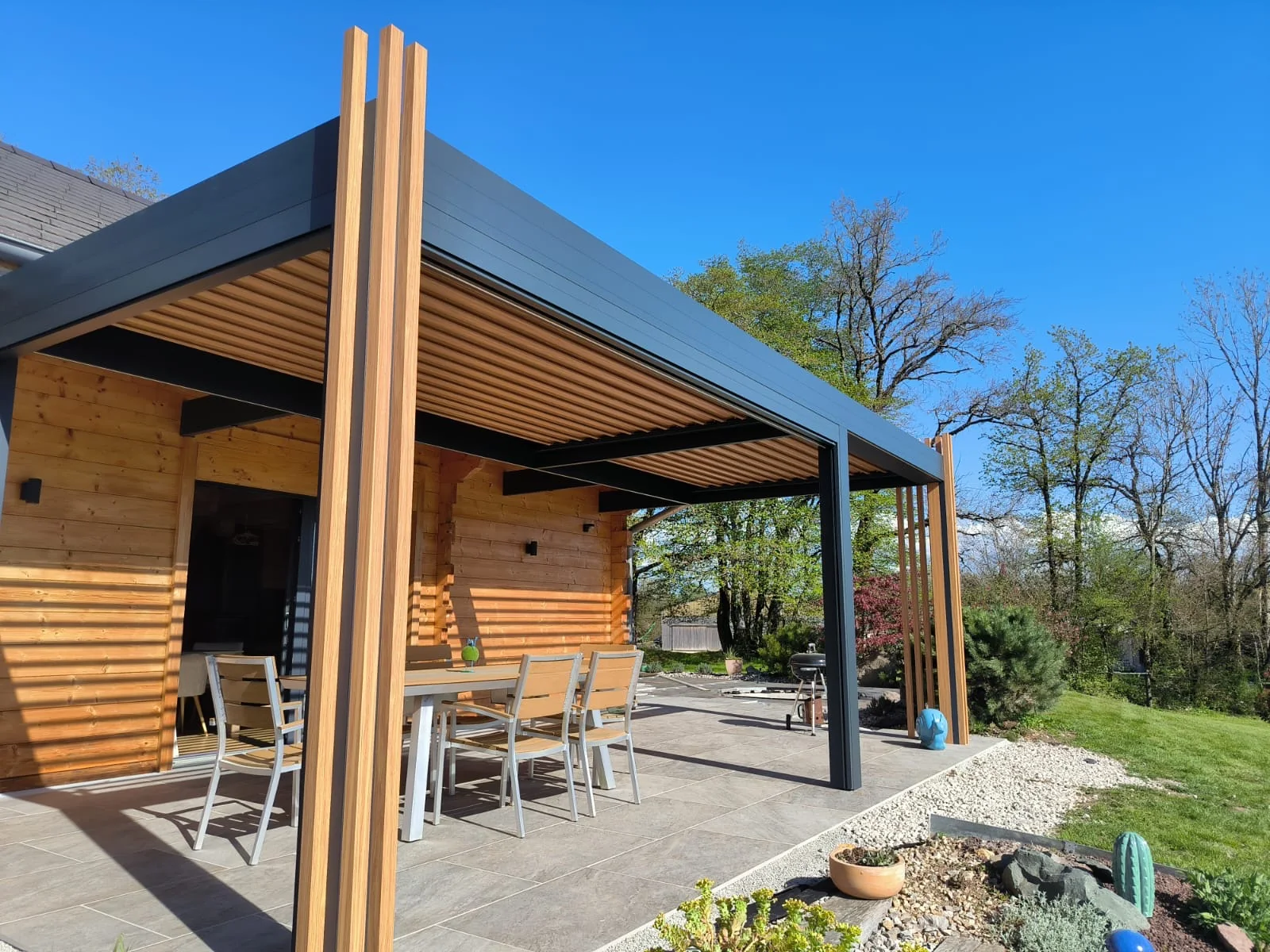 Pergola bioclimatique contemporaine avec lames finition bois
